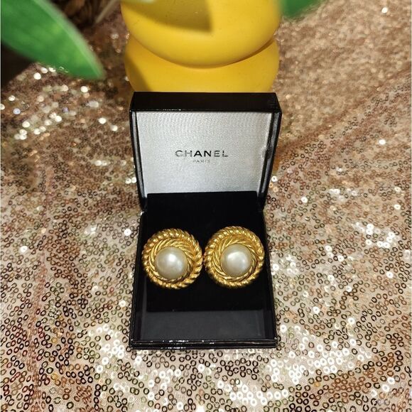 CHANEL Vintage Authentic Clip on earings - Picture 1 of 13